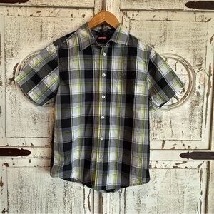 Wrangler Green and Black Button Down Shirt with Classic Style